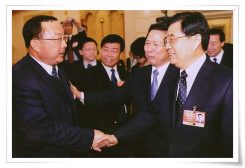 在十一屆全國人大會(huì)議上，時(shí)任中共中央總書記胡錦濤親切接見集團(tuán)創(chuàng)始人劉慶年