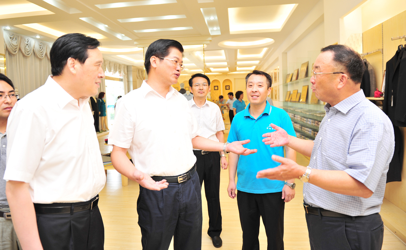 市原宿遷市委書記，現(xiàn)江蘇省人大常委會(huì)副主任、省總工會(huì)主席魏國強(qiáng)在箭鹿調(diào)研